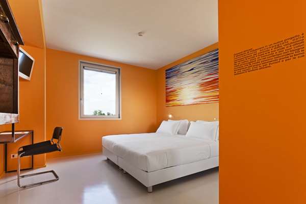 1 King Bed, Non-Smoking, Standard Room, Shower