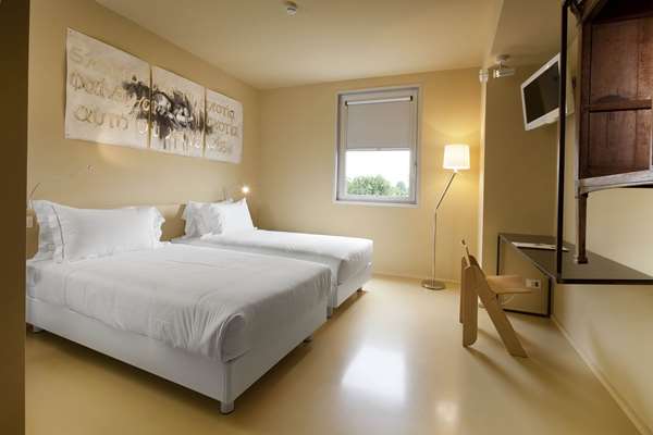 1 King Bed, Non-Smoking, Standard Room, Shower
