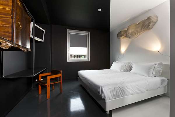 1 King Bed, Non-Smoking, Standard Room, Shower