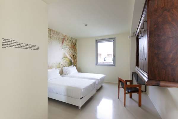 1 King Bed, Non-Smoking, Standard Room, Shower