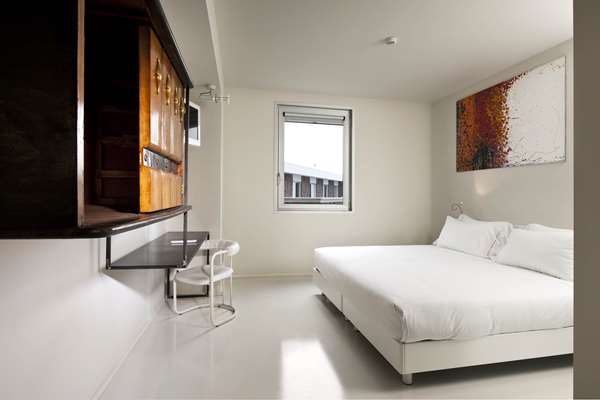 1 King Bed, Non-Smoking, Standard Room, Shower