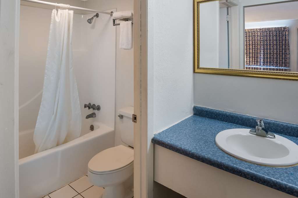 RODEWAY INN BRAZIL-guestroom-Guest Room,Bathroom,On-Site.jpg