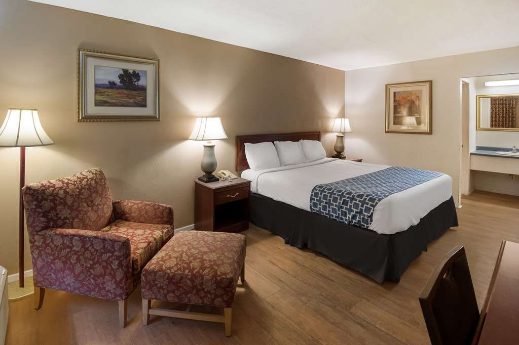 RODEWAY INN BRAZIL-guestroom-Guest Room,On-Site.jpg