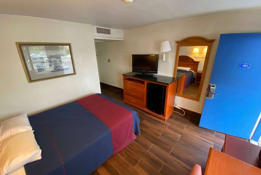 TRAVELODGE GRAND RAPIDS NORTH-guestroom-Guest Room,On-Site.jpg