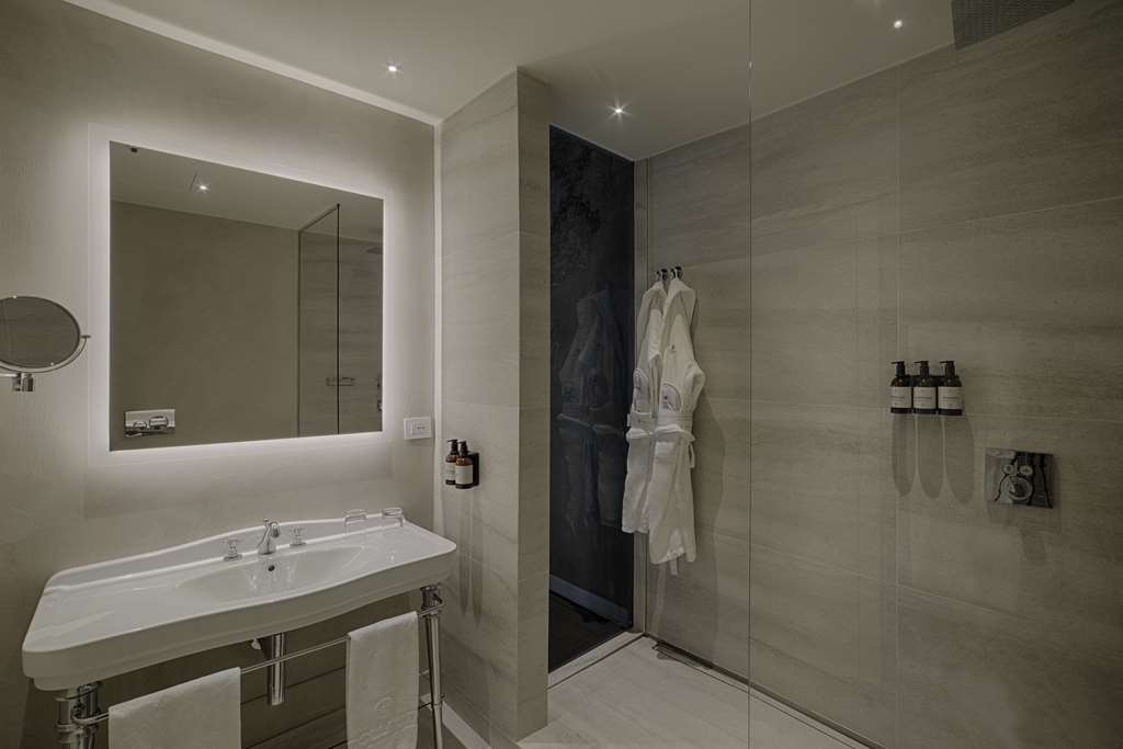 NH COLLECTION PALAZZO VERONA-guestroom-Guest Room,Bathroom,On-Site.jpg