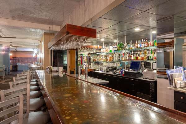 Bar - Ramada Plaza Hotel Virginia Beach