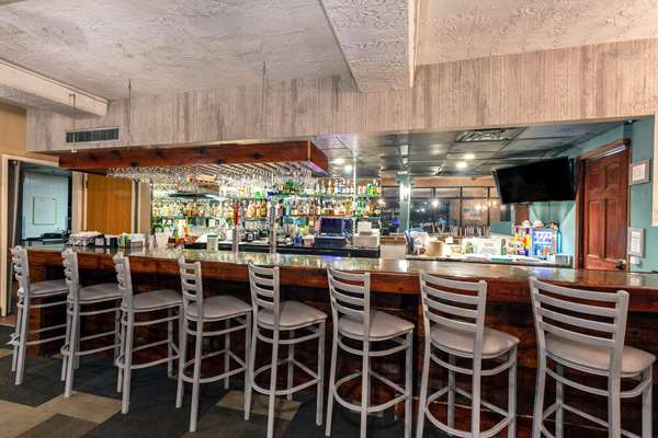 Bar - Ramada Plaza Hotel Virginia Beach