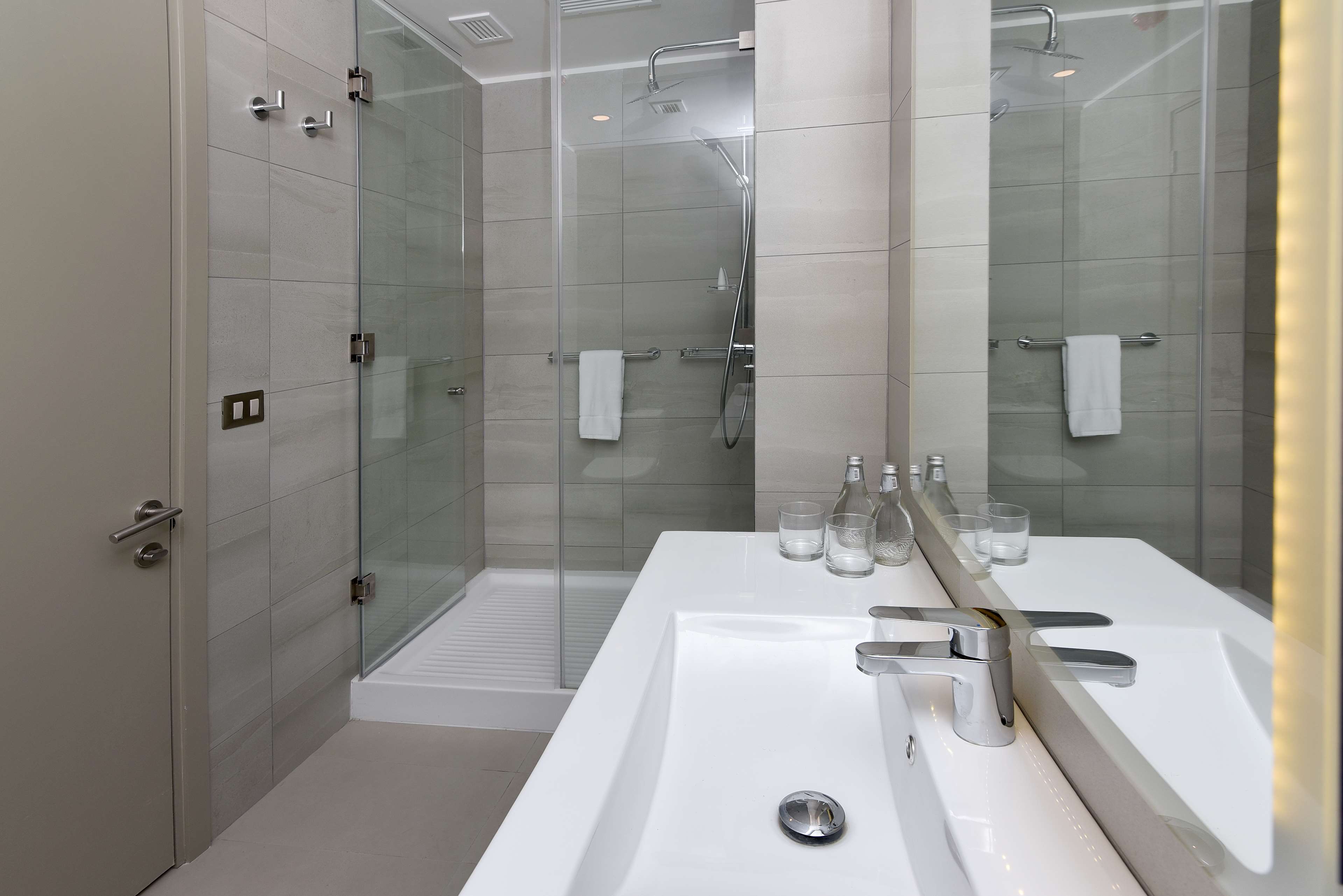 Best Western Ferrat Room Type - 1 King Bed, Non-Smoking, Standard Room, Safe, Work Desk, Air-Conditioned, Full Breakfast Best Western Ferrat Room Type - 1 King Bed, Non-Smoking, Standard Room, Safe, Work Desk, Air-Conditioned, Full Breakfast