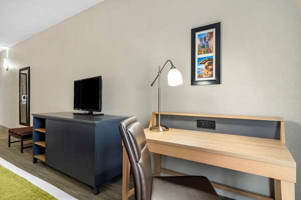  - Comfort Inn & Suites Calhoun - I-75, Exit 312