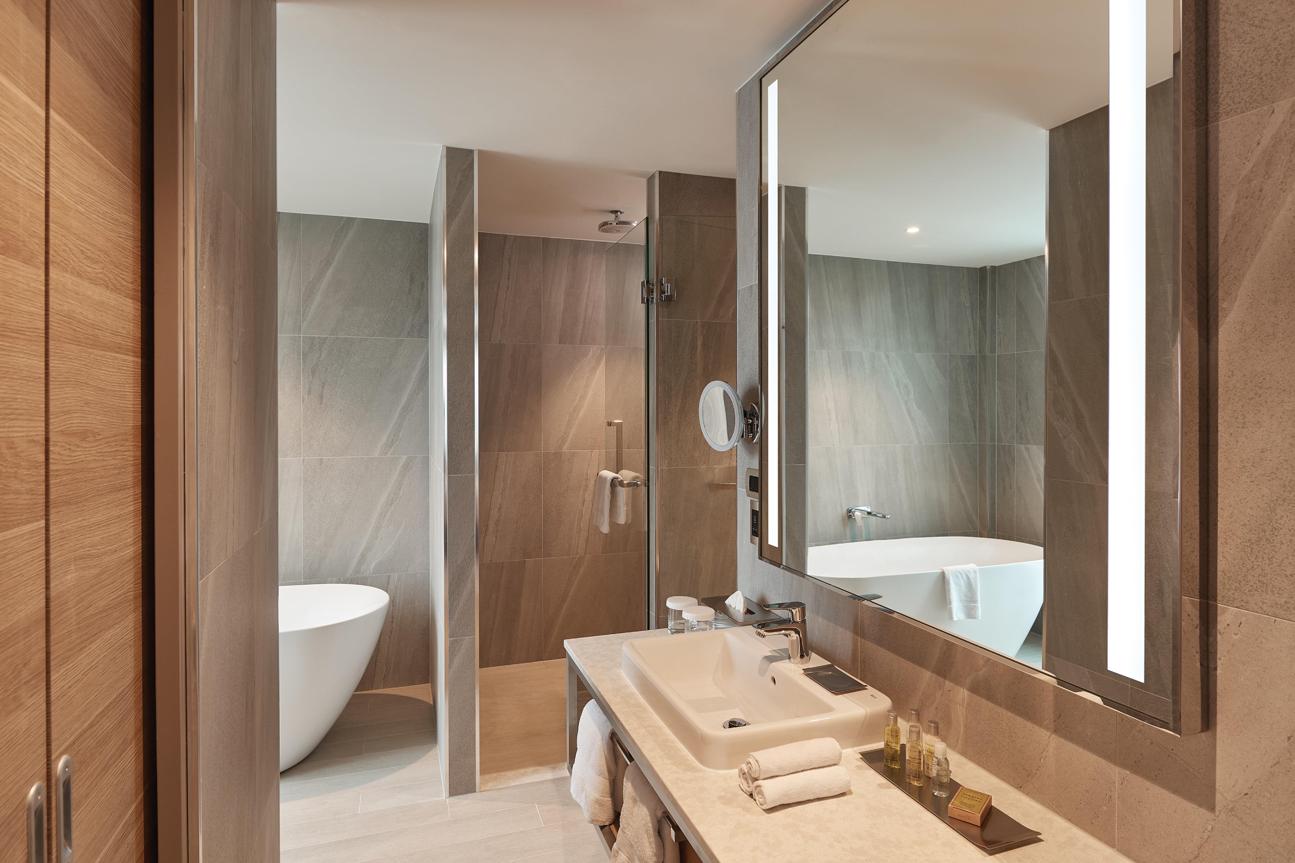 DoubleTree by Hilton Perth Waterfront Room Type - KING DLXRM PANORAMIC RVRVW