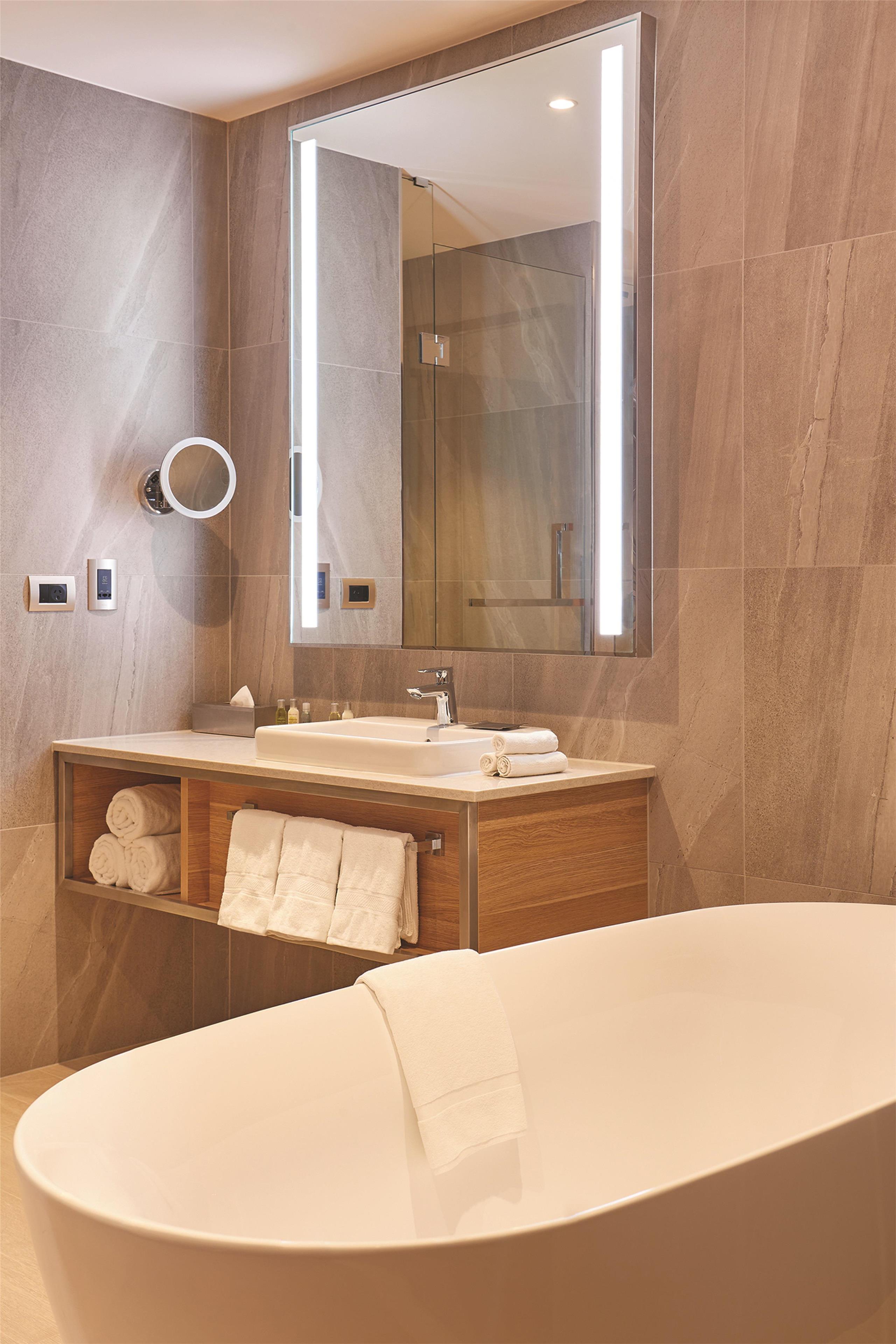 DoubleTree by Hilton Perth Waterfront Room Type - Premier King Room with River View
