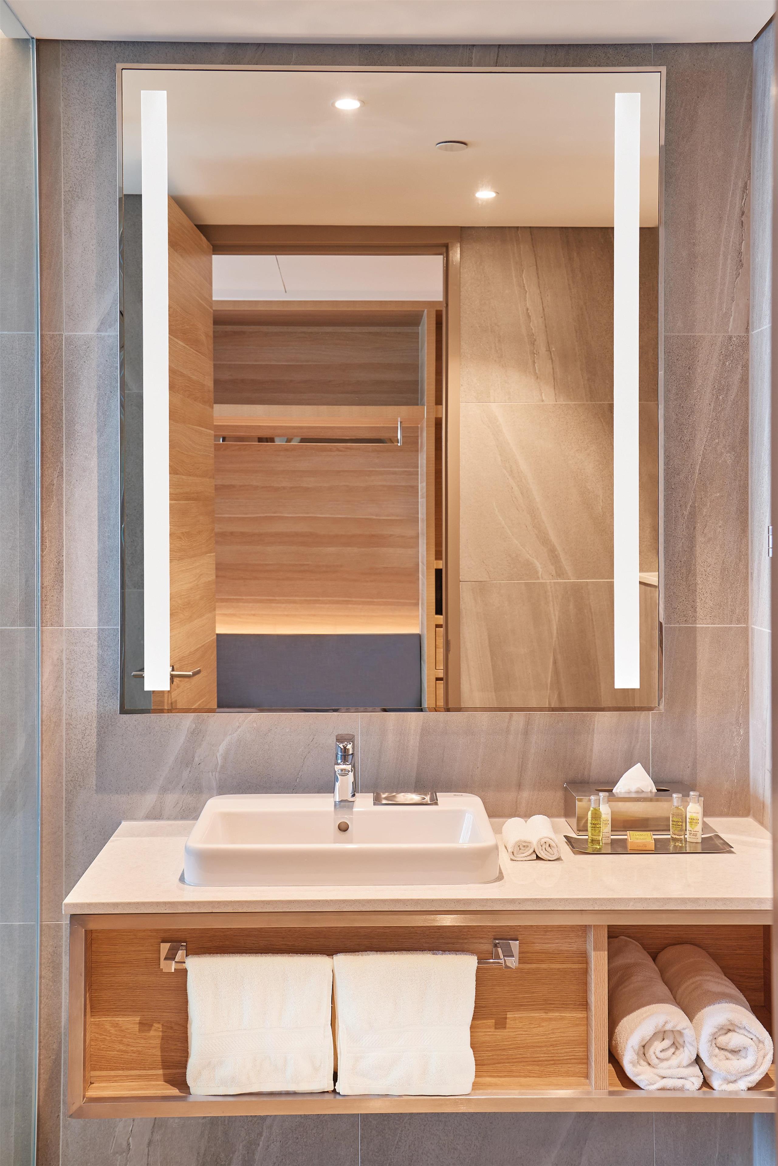 DoubleTree by Hilton Perth Waterfront Room Type - KING GUEST ROOM RIVER VIEW
