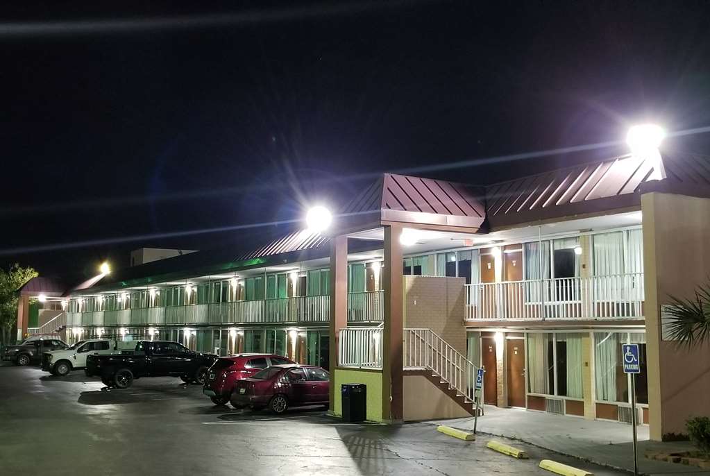Days Inn and Suites by Wyndham