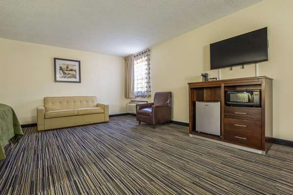 Suite - Quality Inn Grayville - I-64, Exit 130