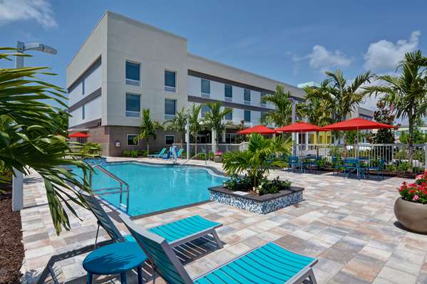Pool - Home2 Suites by Hilton Pine Ridge Road Naples - I-75, Exit 107