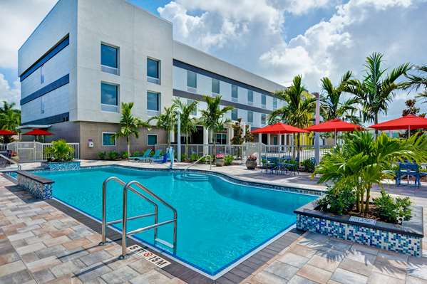 Pool - Home2 Suites by Hilton Pine Ridge Road Naples - I-75, Exit 107
