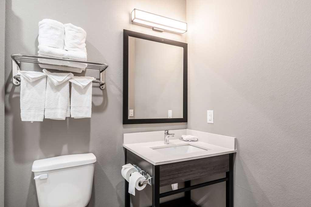 STUDIO 6 MESQUITE, TX - DALLAS-guestroom-Guest Room,Bathroom,On-Site.jpg