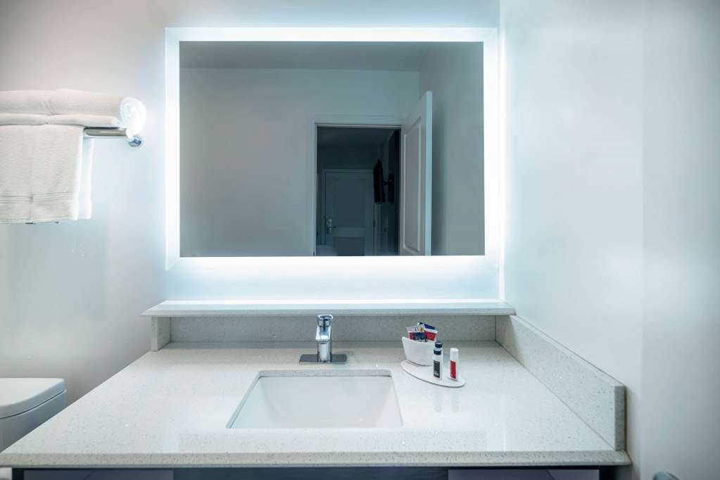 DAYS INN GALT/ELK GROVE SOUTH-guestroom-Guest Room,Bathroom,On-Site.jpg
