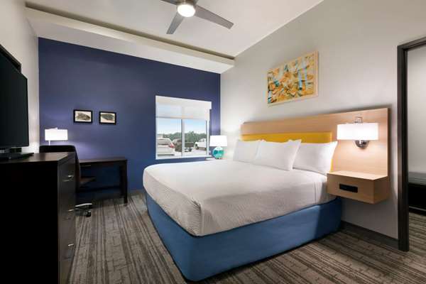 Suite - Days Inn Beaumont - I-10, Exit 848
