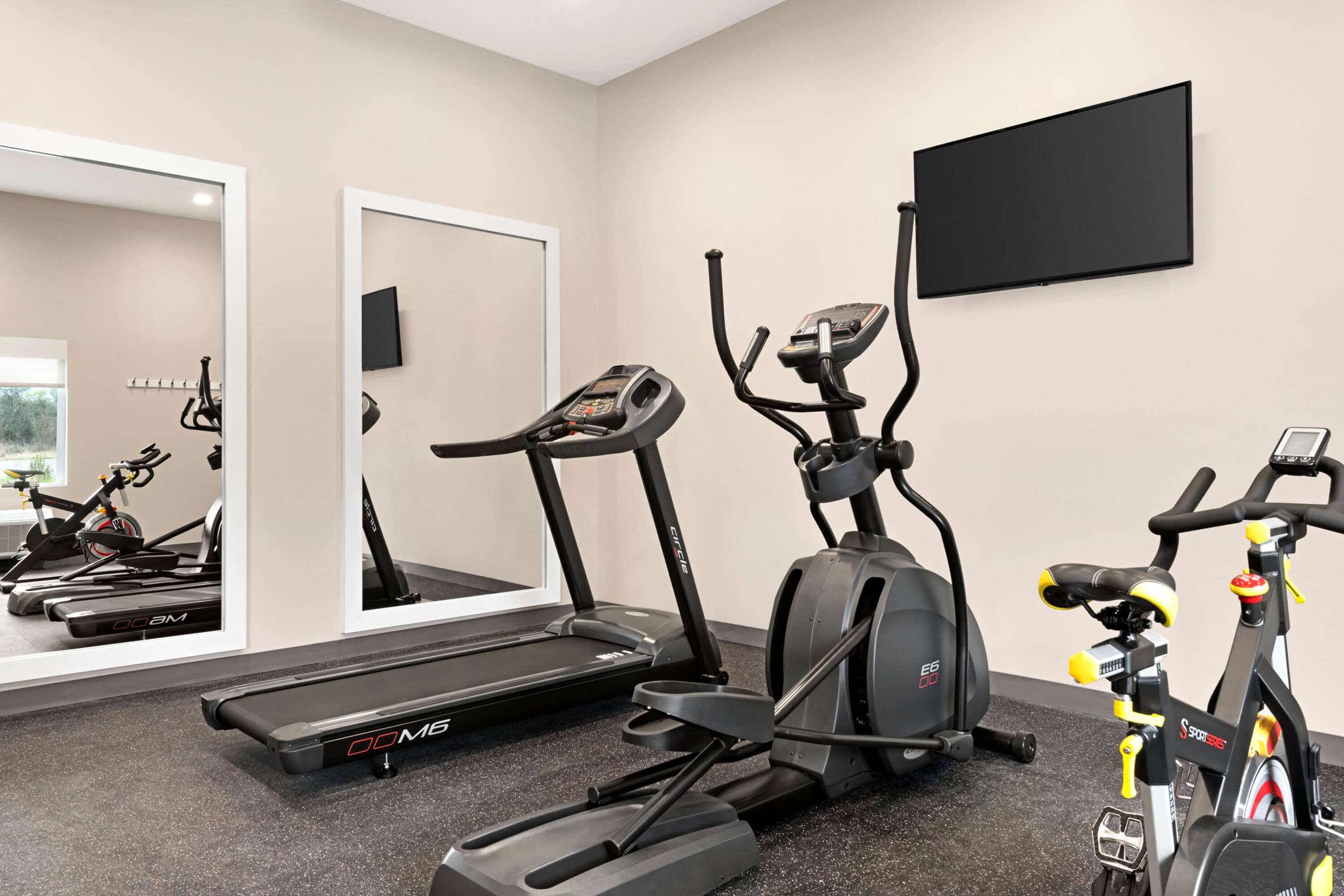 Health club fitness center gym | Days Inn by Wyndham Beaumont West I-10 Walden