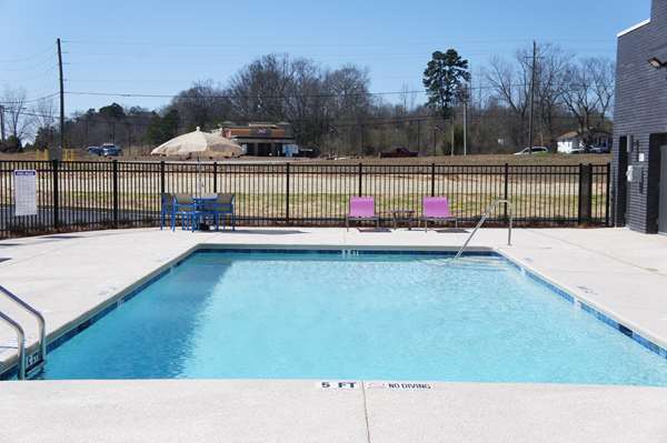 Pool - La Quinta Inn & Suites Braselton - I-85, Exit 129