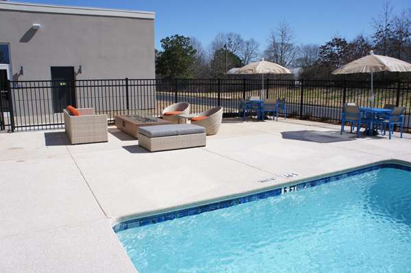 Pool - La Quinta Inn & Suites Braselton - I-85, Exit 129
