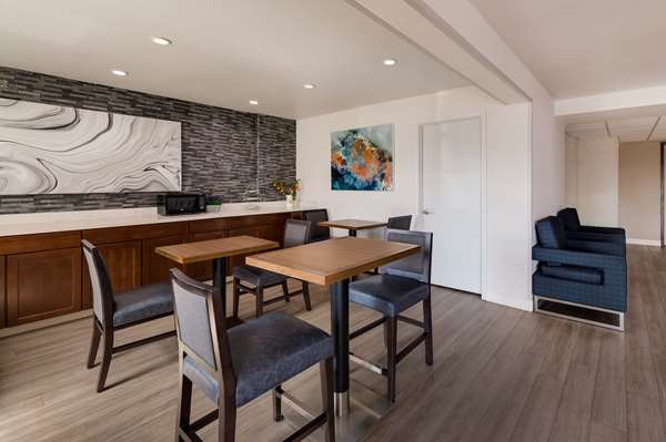 Restaurant - SureStay Plus Hotel by Best Western Hayward