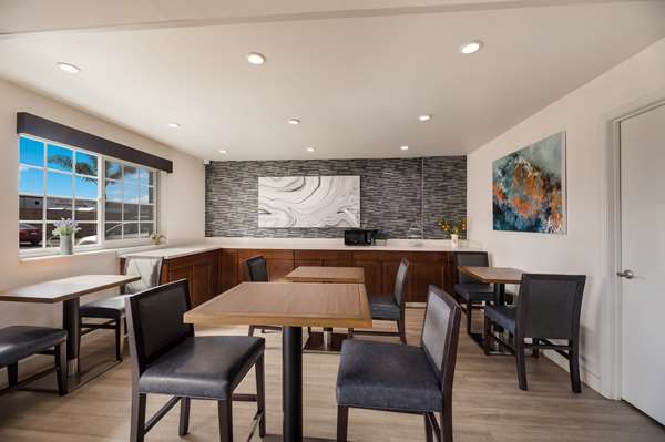 Restaurant - SureStay Plus Hotel by Best Western Hayward