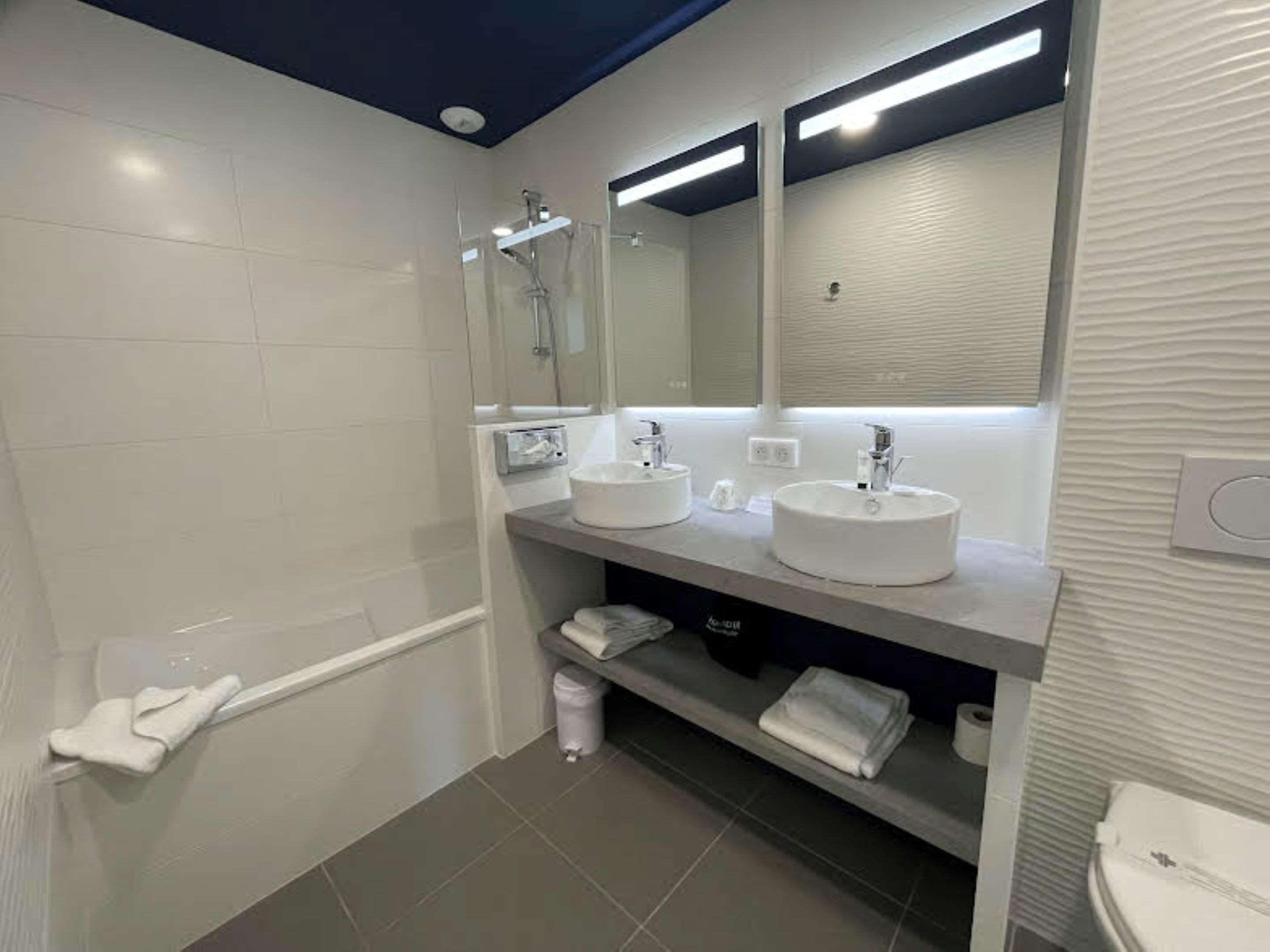 Best Western Hotel Royan Ocean Room Type - 1 Queen Bed, Non-Smoking, Superior Room, Panoramic View, Mini Bar, Espresso Machine, Air-Conditioned