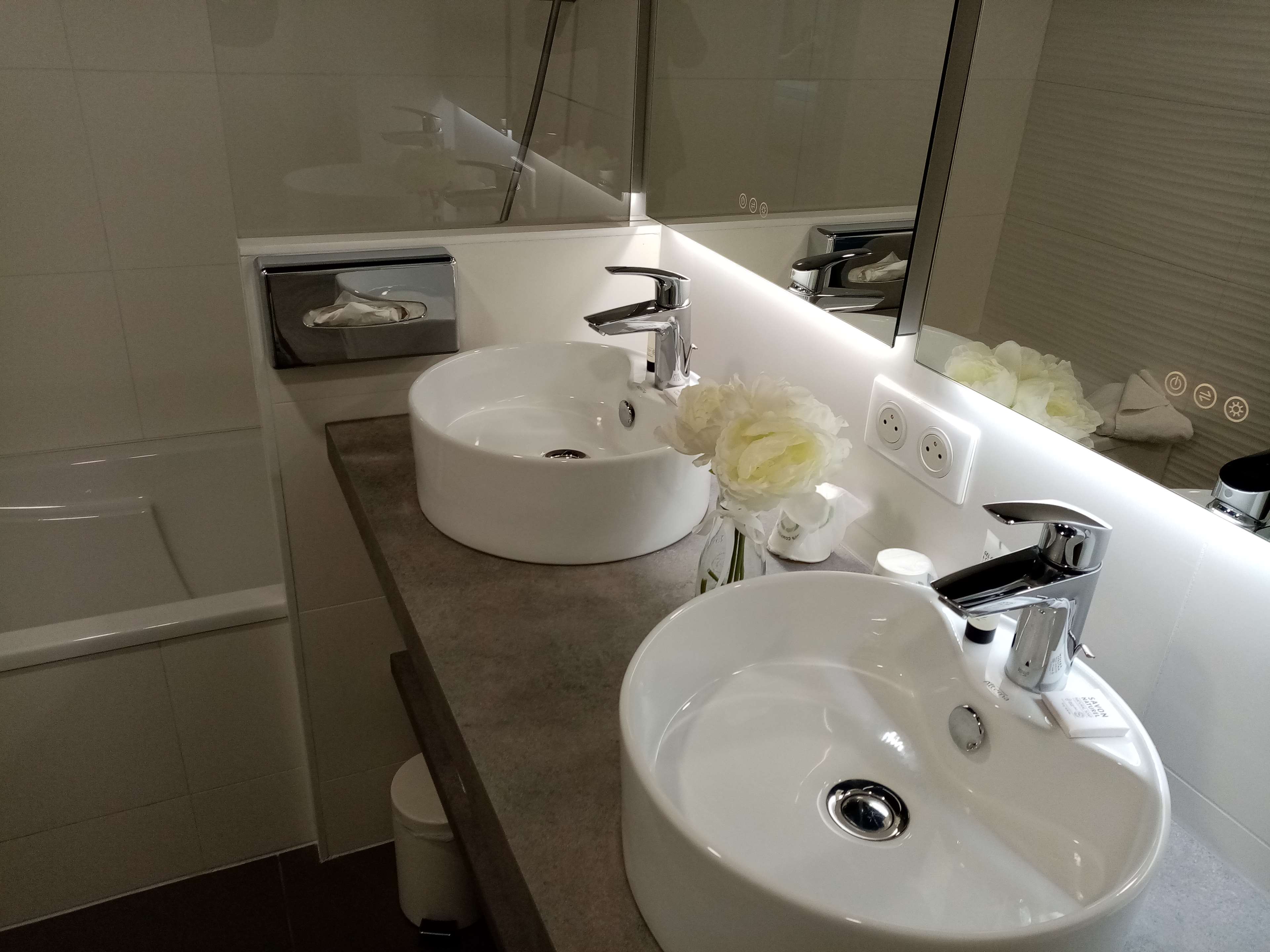Best Western Hotel Royan Ocean Room Type - 1 Queen Bed, Non-Smoking, Comfort Room, Lateral Seaview, Courtesy Tray, Air-Conditioned Best Western Hotel Royan Ocean Room Type - 1 Queen Bed, Non-Smoking, Comfort Room, Lateral Seaview, Courtesy Tray, Air-Conditioned