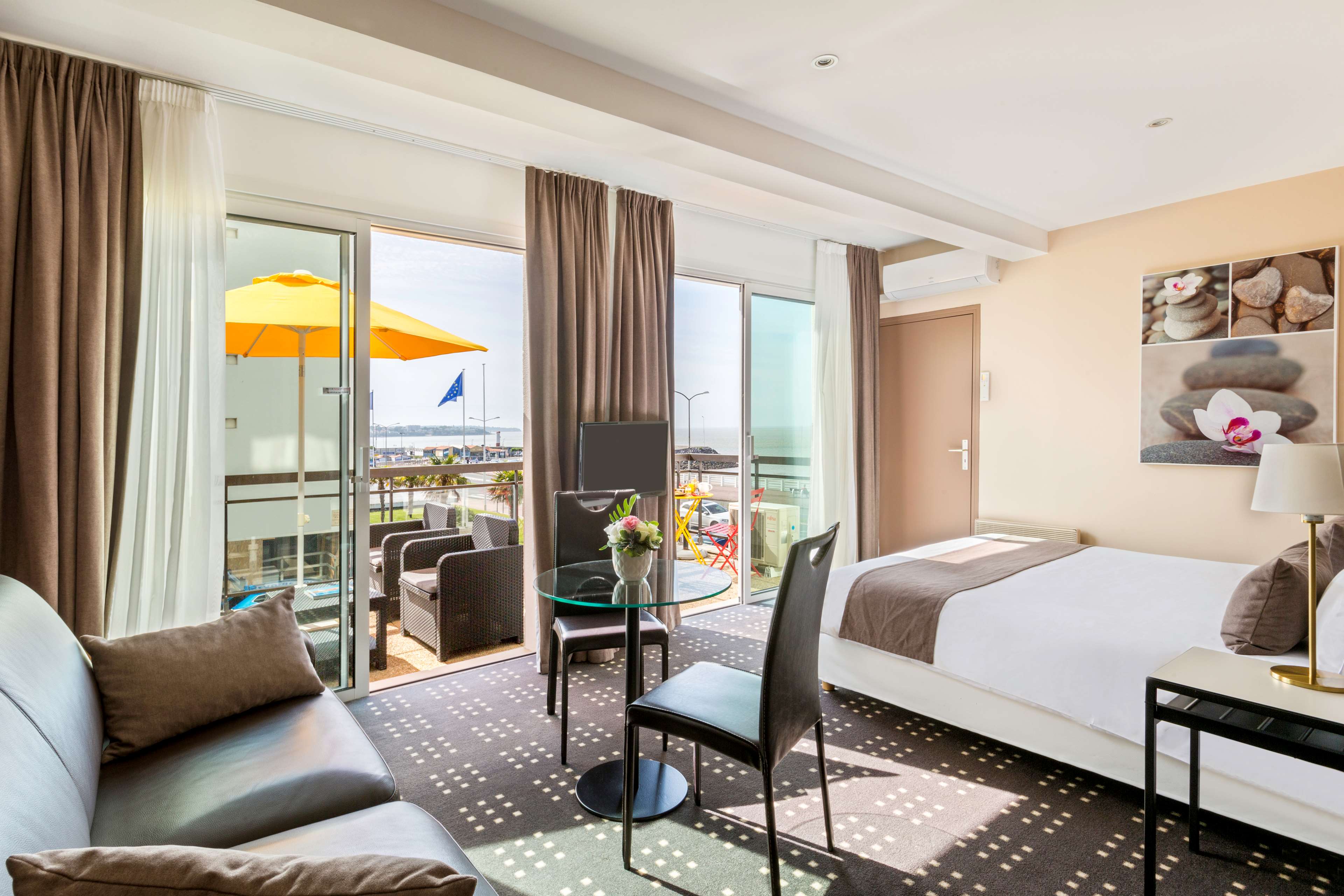 Best Western Hotel Royan Ocean Room Type - 1 King Bed, Non-Smoking, Junior Suite, Sofabed, Terrace, Sea View, Shower In Room Best Western Hotel Royan Ocean Room Type - 1 King Bed, Non-Smoking, Junior Suite, Sofabed, Terrace, Sea View, Shower In Room