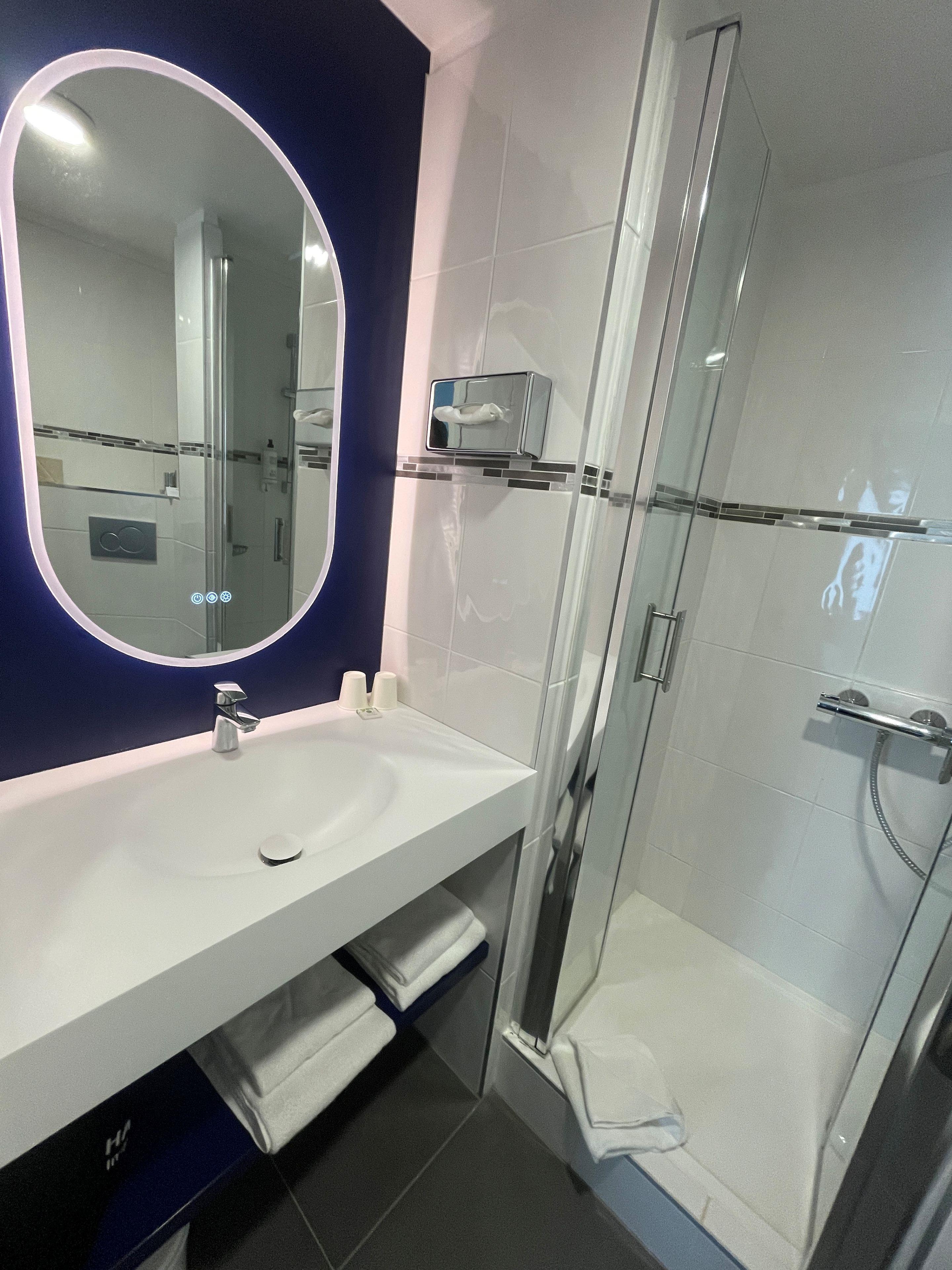 Best Western Hotel Royan Ocean Room Type - 1 Queen Bed, Non-Smoking, Standard Room, Small Room, Courtesy Tray, Air-Conditioned, Shower In Room