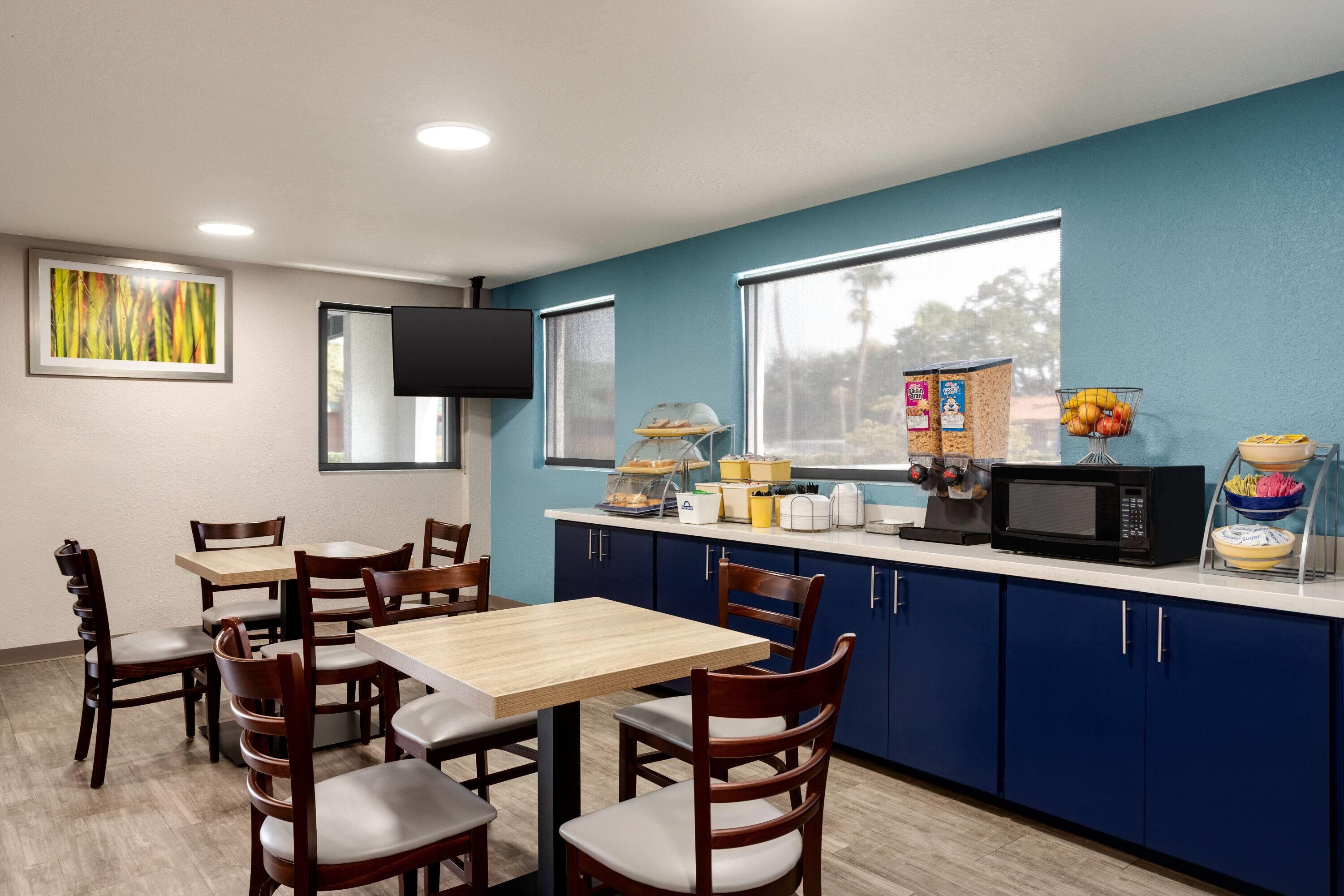 Breakfast Area | Days Inn by Wyndham Apopka/Orlando