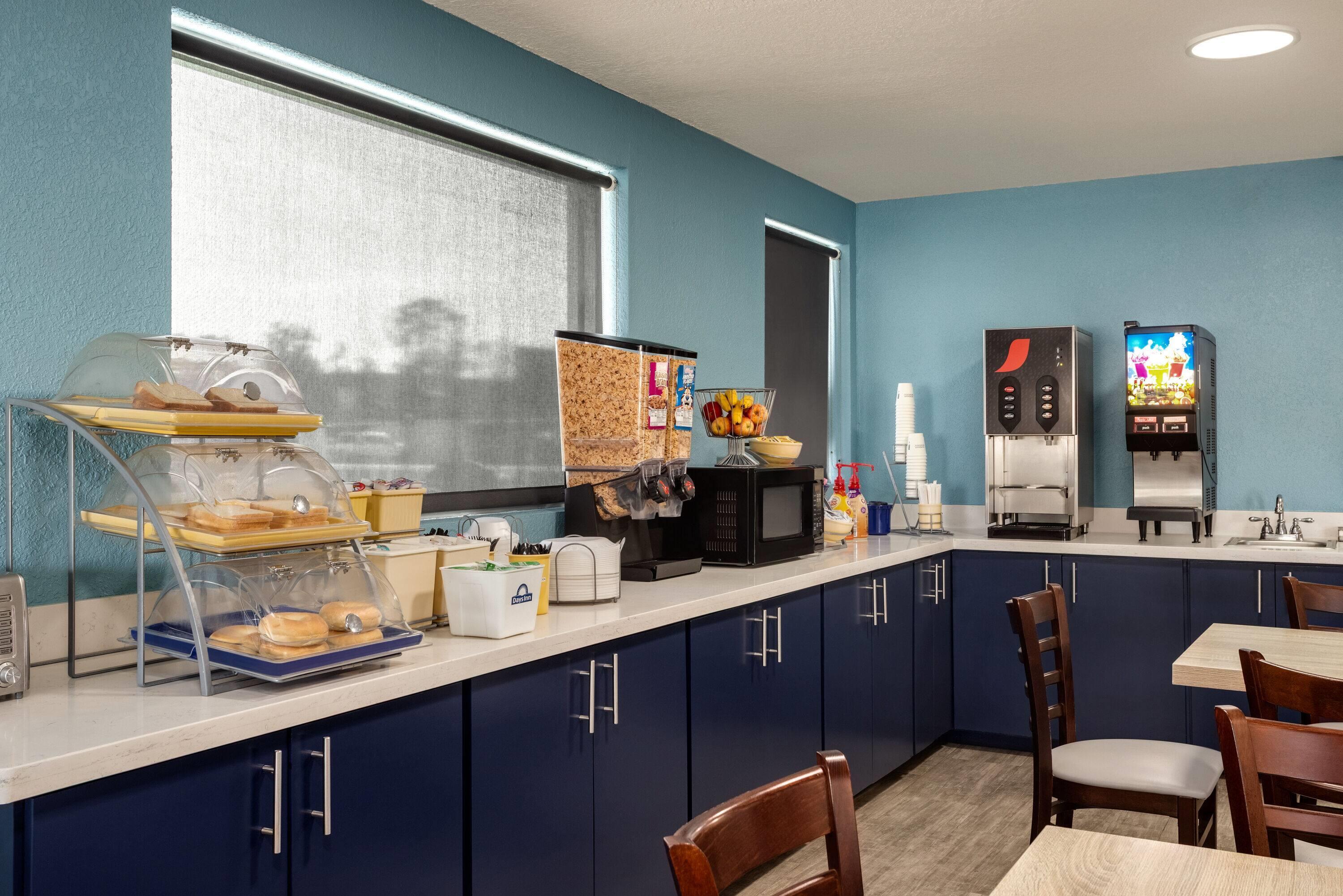 Breakfast Area | Days Inn by Wyndham Apopka/Orlando
