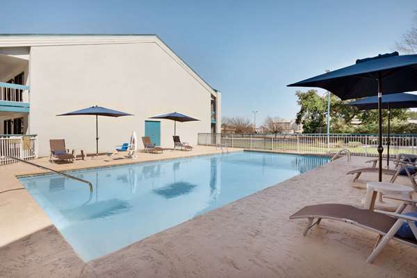 Pool - Baymont Inn & Suites Wilmington