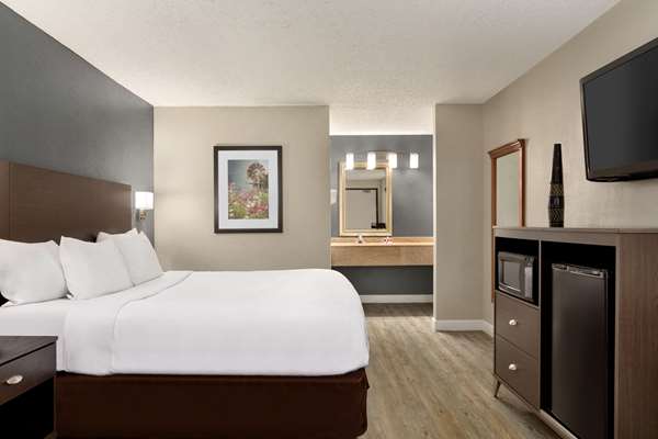 Suite - Baymont Inn & Suites Wilmington