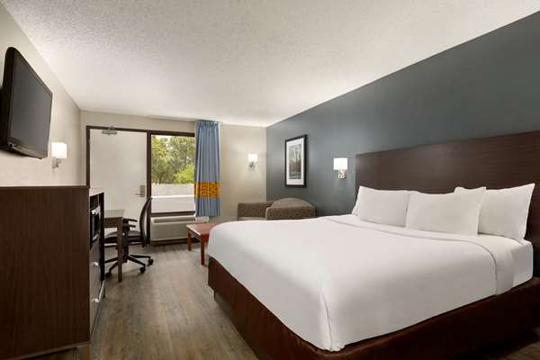 Suite - Baymont Inn & Suites Wilmington