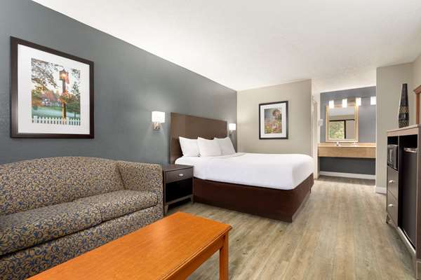 Suite - Baymont Inn & Suites Wilmington