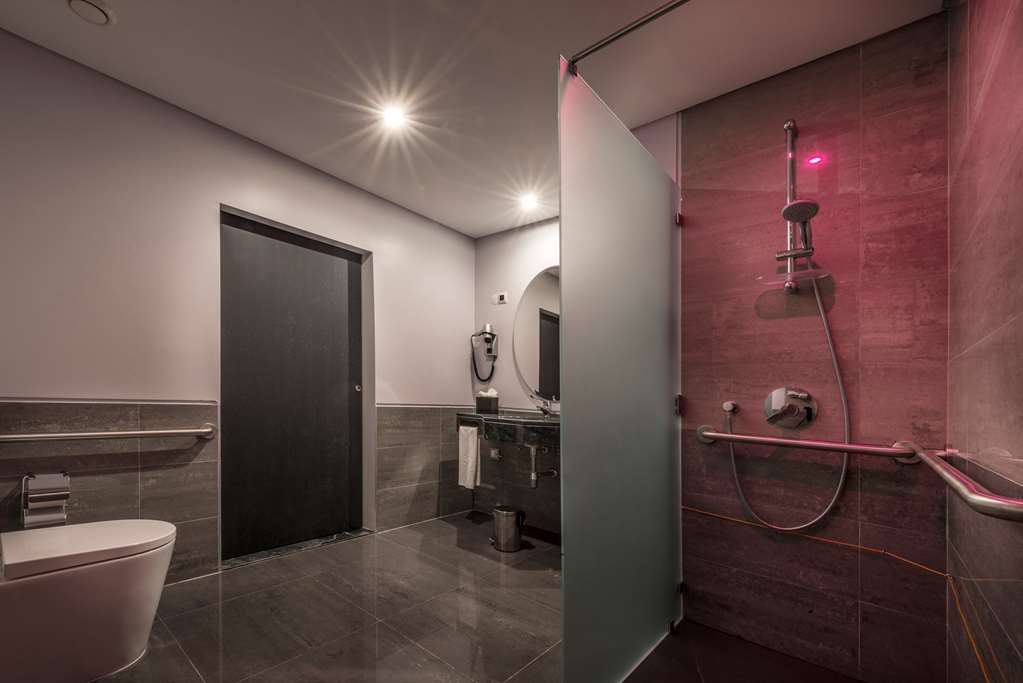 VILA GALE EVORA-guestroom-Guest Room,Bathroom,On-Site.jpg