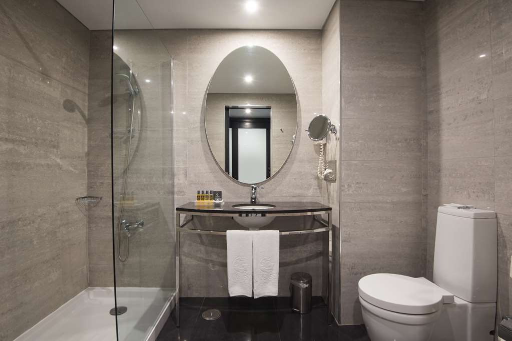 VILA GALE LAGOS-guestroom-Guest Room,Bathroom,On-Site.jpg