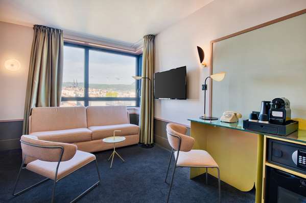 1 Queen Bed, Non-Smoking, Junior Suite, Sofabed
