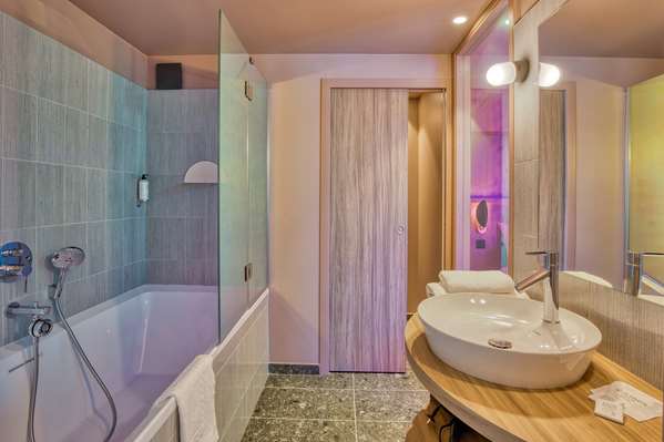 1 Queen Bed, Non-Smoking, Comfort Room, Sofabed For One Person