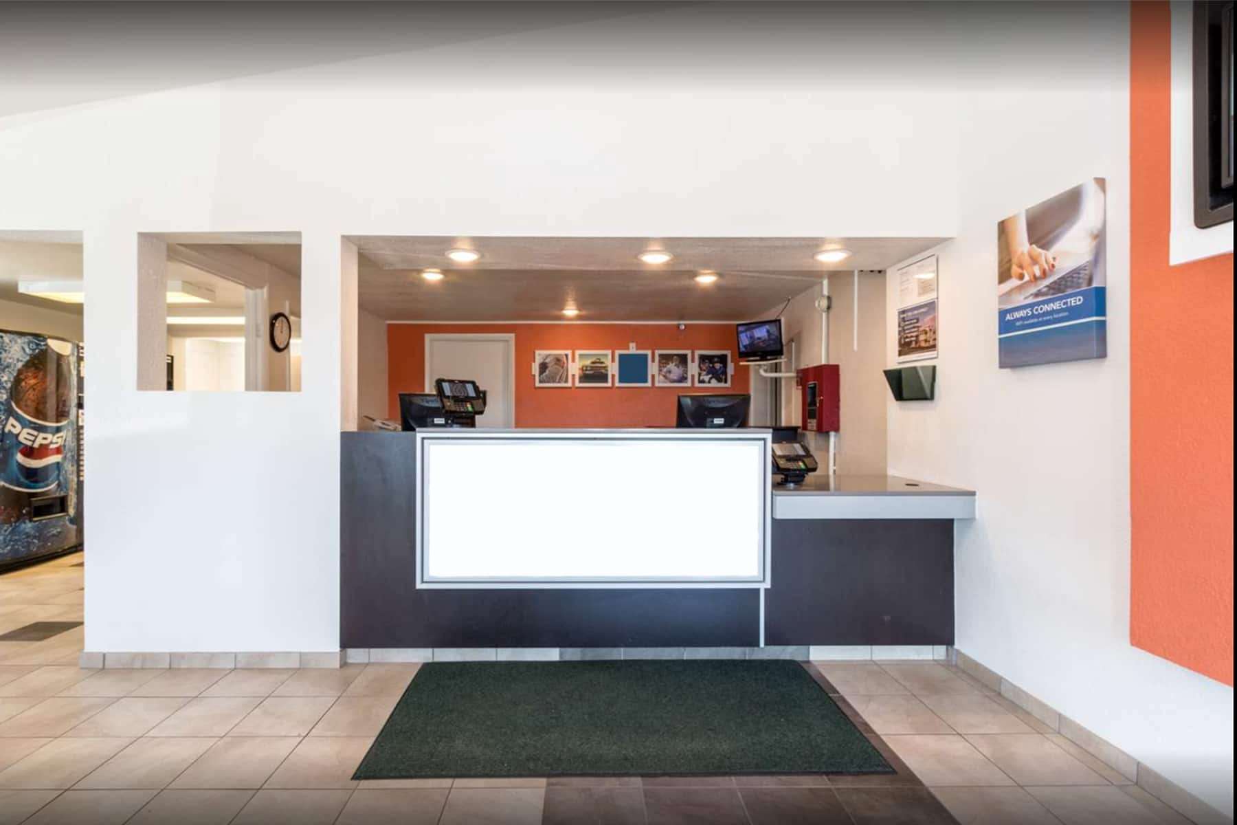 Lobby | Travelodge by Wyndham Lansing
