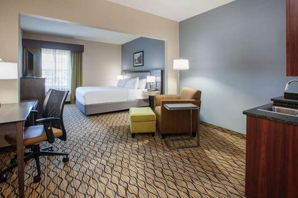 Suite - Wingate by Wyndham Hotel Roseville - I-94, Exit 232