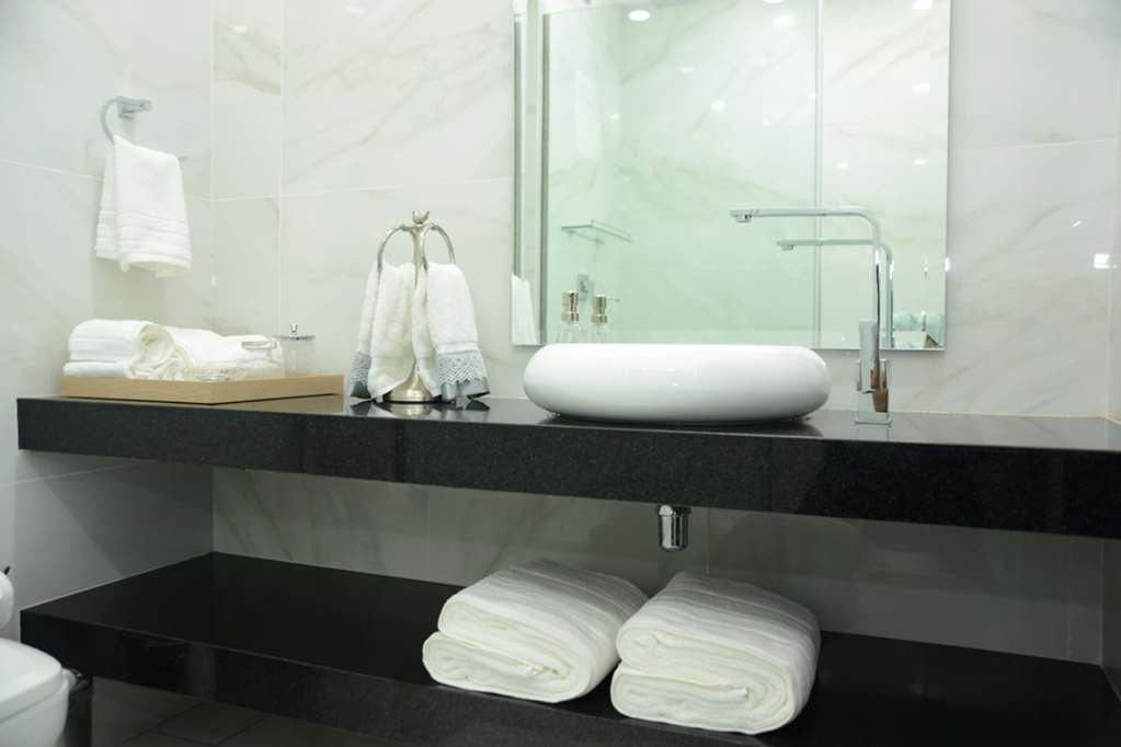 TRYP BY WYNDHAM SANTA CRUZ-guestroom-Guest Room,Bathroom,On-Site.jpg