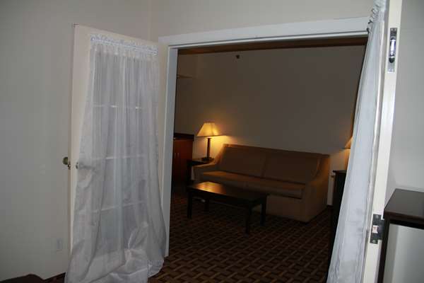 Suite - SureStay Plus Hotel by Best Western Coralville - I-80, Exit 242