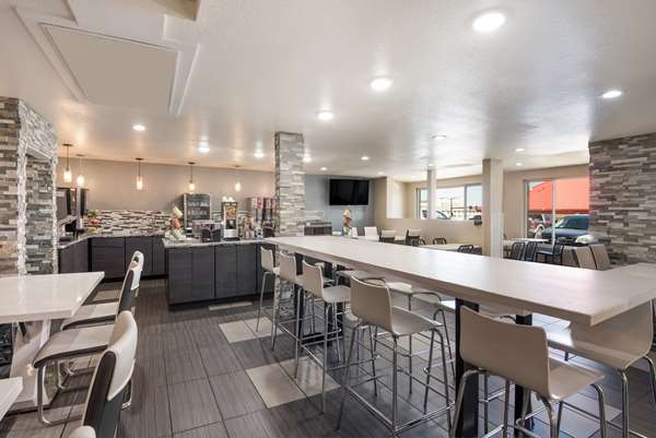 Restaurant - SureStay Plus Hotel by Best Western Coralville - I-80, Exit 242