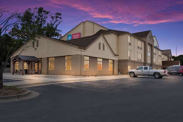 Exterior view - SureStay Plus Hotel by Best Western Coralville - I-80, Exit 242