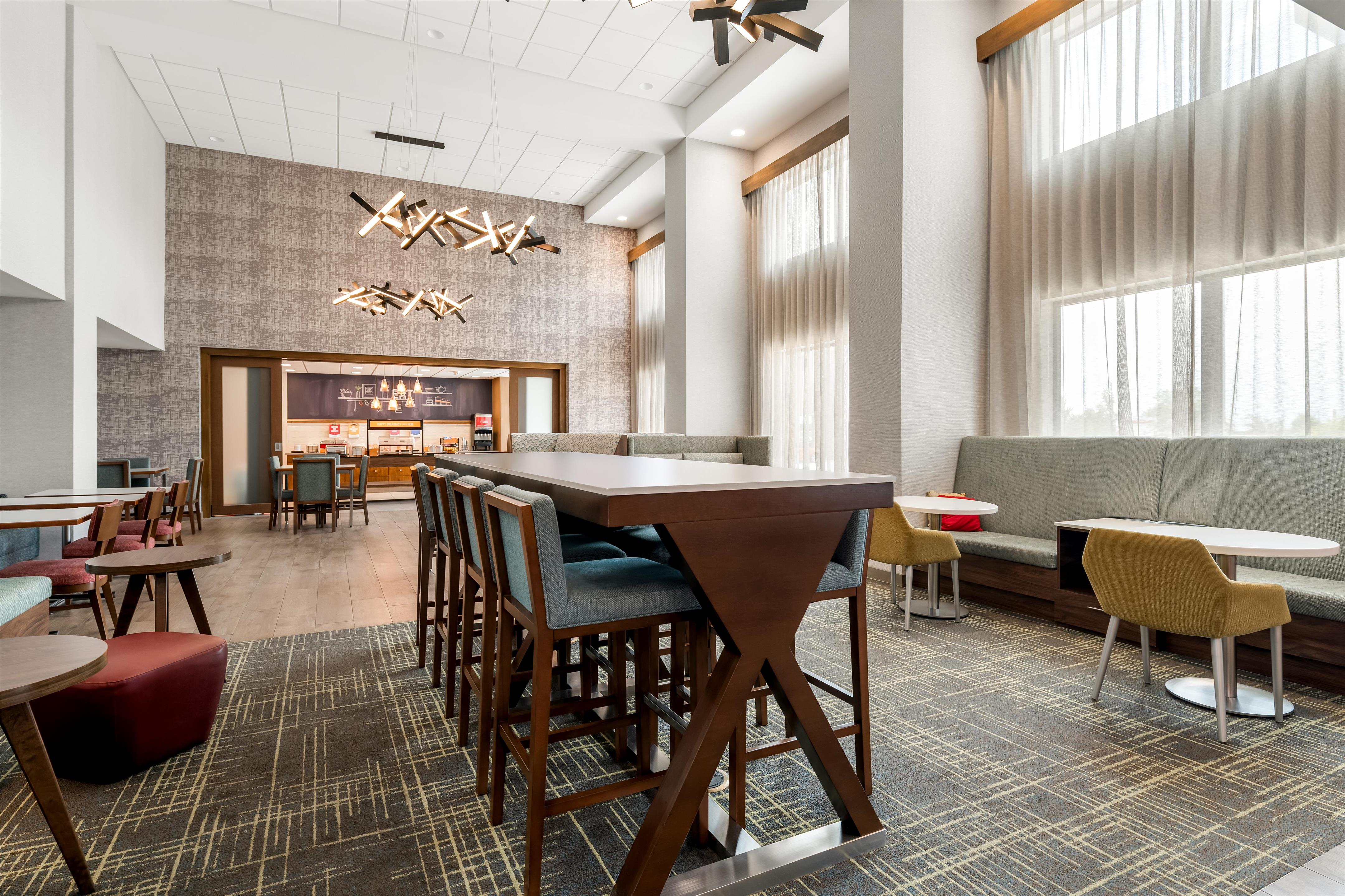 Breakfast Area | Hampton Inn & Suites Pekin Peoria Area