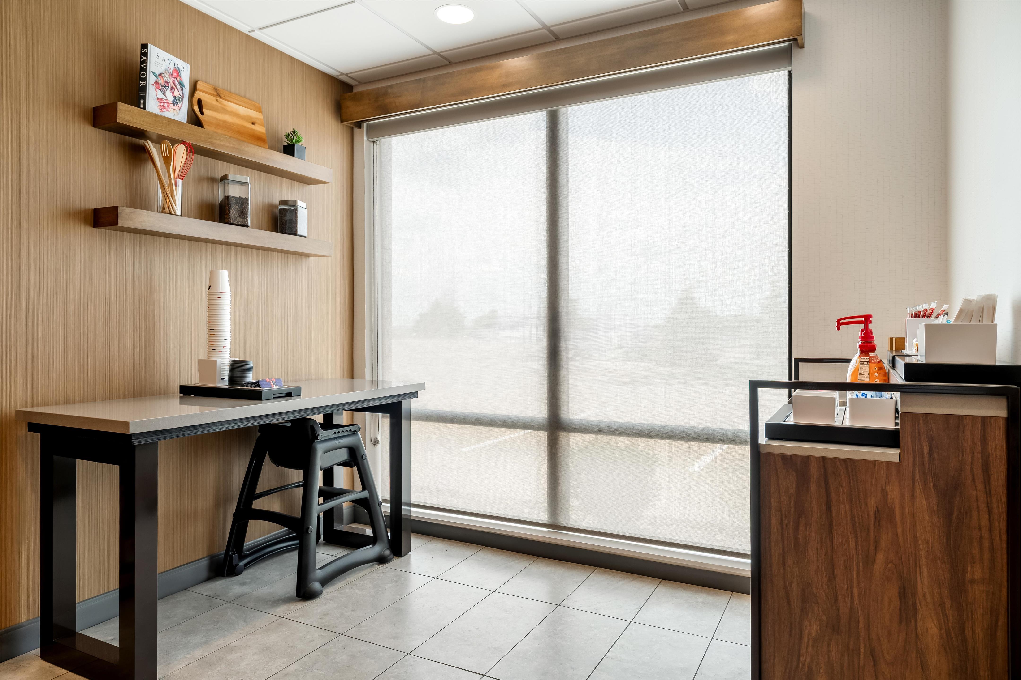 Breakfast Area | Hampton Inn & Suites Pekin Peoria Area